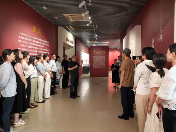 beat365官网中共党史资料馆馆长曹大臣为参观团体讲解